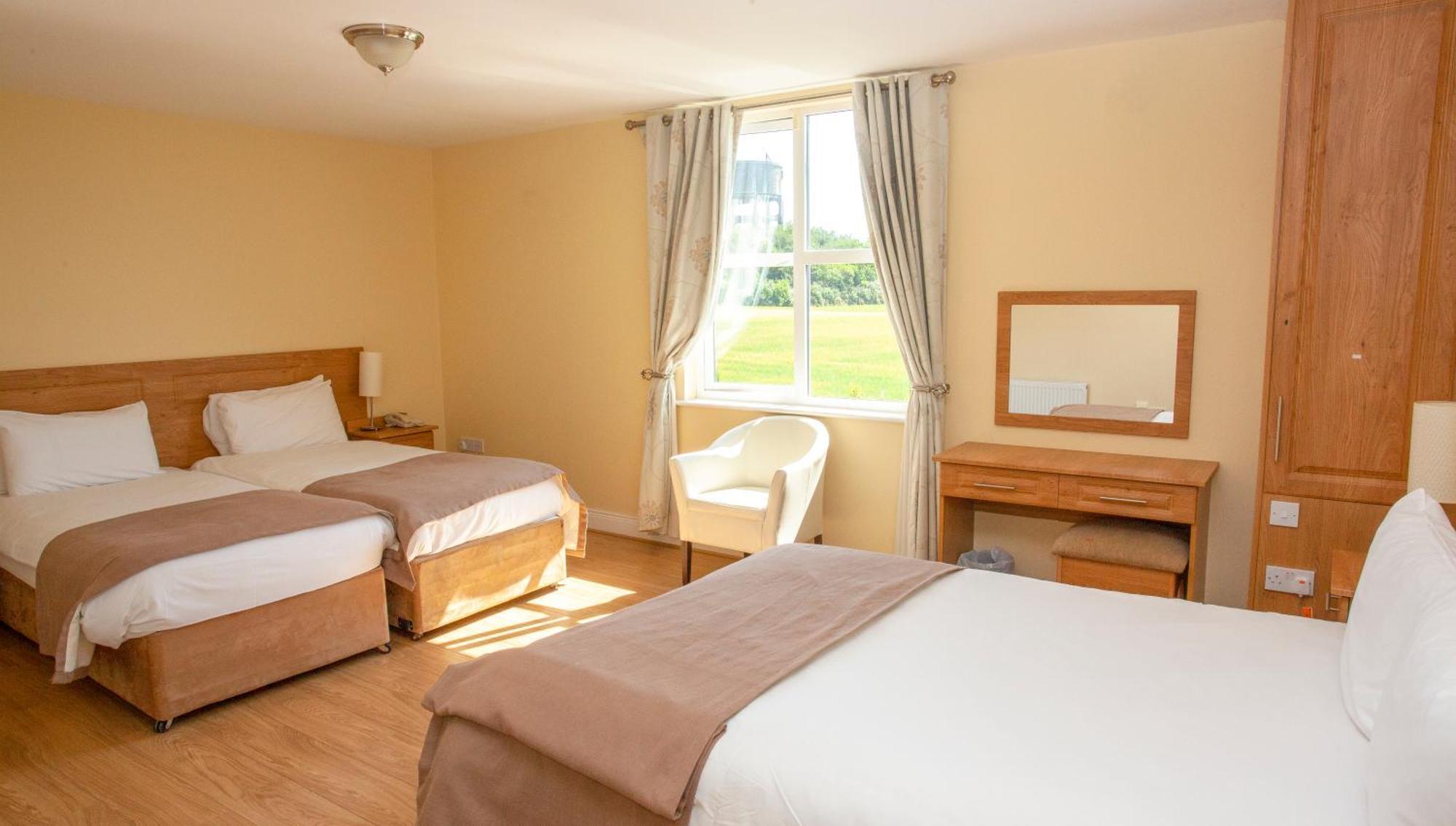 Knightsbrook Hotel Courtyard Accommodation Trim Eksteriør billede